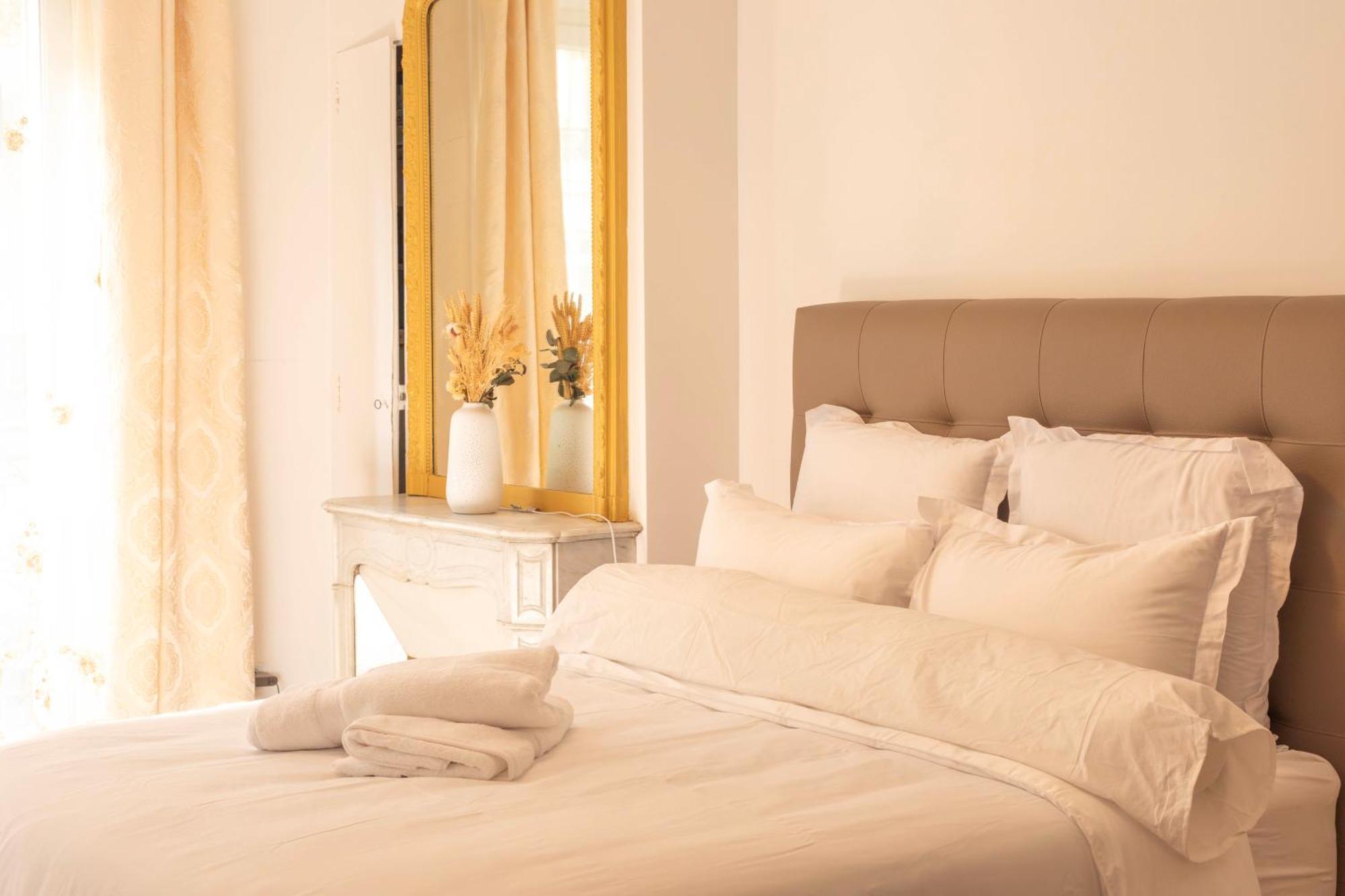 Luxury Royal Suite, 118 Square Meters, Notre Dame, 3 Bedrooms *